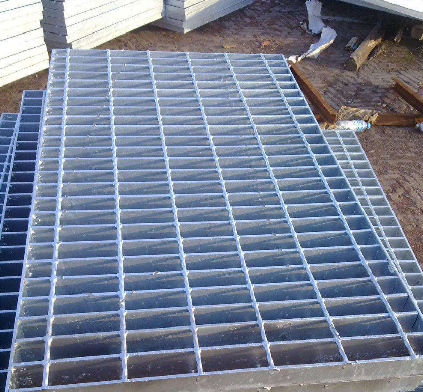 標(biāo)準(zhǔn)壓焊鋼格板Q235A通常作為走道鋪板、平臺(tái)、蓋板、踏步板等使用